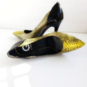 G by Guess Size 8 Yellow & Black print pumps